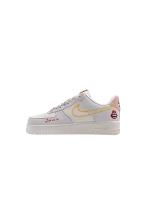 Nike Air Force 1 Low WMNS "Just Do It" DQ7656-100 - 노란 스티치와 재미있는 그래픽 디테일이 돋보이는 여성용 베이지 스니커즈