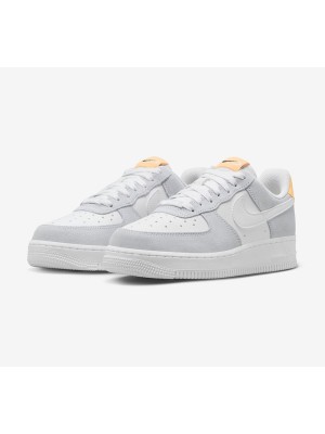 Nike Air Force 1 Low WMNS "Pure Platinum" FQ7779-001 - 화이트와 그레이에 옐로우 포인트가 돋보이는 여성용 미니멀 스니커즈