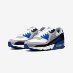 Nike Air Max 90 CD0881-102 - ホワイト、ブラック＆ブルーのスニーカーにグレーのオーバーレイ