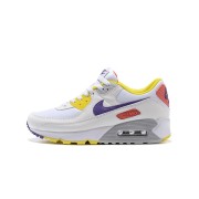 Nike Air Max 90 DA8726-100 - 鮮やかなイエロー、パープル、レッドアクセントが特徴のホワイトスニーカー | アイコニックなスタイルと快適さ