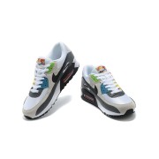 Nike Air Max 90 DM8151-100 - Weiße, Graue & Schwarze Sneaker mit Roten & Gelben Akzenten | Ikonischer Stil & Komfort