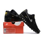 Nike Air Max 90 DO6706-001 - 그레이 스우시와 옐로우 포인트가 특징인 블랙 스니커즈