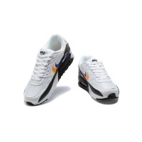 Nike Air Max 90 FJ4592-100 - Weiße Sneaker mit Orangefarbenem & Blauem Grafik-Swoosh | Ikonischer Stil & Überragender Komfort