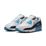 Nike Air Max 90 'Laserblau' CJ6779-100 - Weiße Sneakers mit schwarzen Overlays und blauen Akzenten