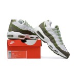 Nike Air Max 95 'White Oil Green' FD0780-100 Herren-Sneaker – Ikonischer Komfort und stilvolle grüne Akzente