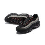 Nike Air Max 95 Logo CW7477-001 블랙, 그레이, 레드 스니커즈 측면 보기