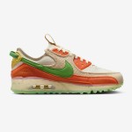 Nike Air Max Terrascape 90 DV7413-100 베이지 스니커즈, 그린 스우시와 오렌지 디테일 포함