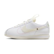 Nike Cortez 23 Emoji FD4620-111 - Ikonische weiße Sneaker mit Emoji-Akzenten und strukturiertem Swoosh