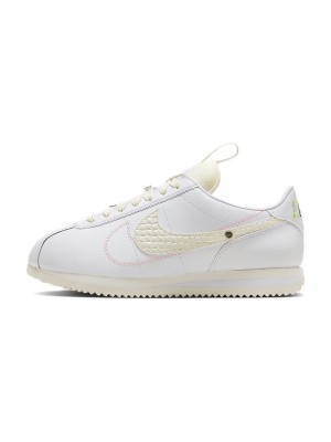 Nike Cortez 23 Emoji FD4620-111 - Ikonische weiße Sneaker mit Emoji-Akzenten und strukturiertem Swoosh