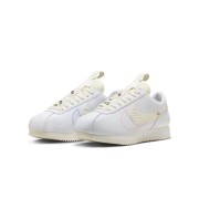 Nike Cortez 23 Emoji FD4620-111 - Ikonische weiße Sneaker mit Emoji-Akzenten und strukturiertem Swoosh