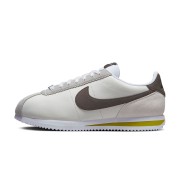 Nike Cortez 23 SNKRS Day Korea FD0398-133 - Retro-inspirierte weiße und braune Sneaker mit gelben Akzenten