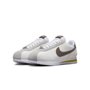 Nike Cortez 23 SNKRS Day Korea FD0398-133 - Retro-inspirierte weiße und braune Sneaker mit gelben Akzenten