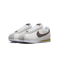 Nike Cortez 23 SNKRS Day Korea FD0398-133 - Retro-inspirierte weiße und braune Sneaker mit gelben Akzenten