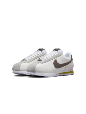 Nike Cortez 23 SNKRS Day Korea FD0398-133 - Retro-inspirierte weiße und braune Sneaker mit gelben Akzenten