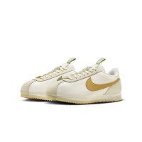 Nike Cortez Sail FV3639-171 - Elegante weiße und goldene Sneaker mit floralen Details