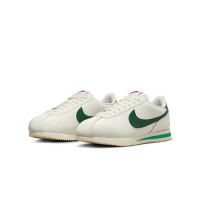 Nike Cortez Sail Gorge Green DN1791-101 - クラシックなホワイトスニーカー、鮮やかなグリーンアクセント付き