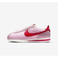 Nike Cortez TXT Medium Soft Pink HF9994-600 - Lebendige Pinkfarbene Sneaker mit Auffälligen Roten Akzenten für Zeitlosen Stil