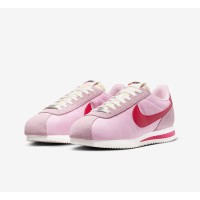 Nike Cortez TXT Medium Soft Pink HF9994-600 - Lebendige Pinkfarbene Sneaker mit Auffälligen Roten Akzenten für Zeitlosen Stil