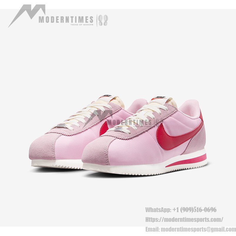 Nike Cortez TXT Medium Soft Pink HF9994-600 Sneaker mit lebendigem Pink und kräftigen roten Akzenten