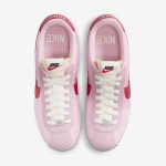 Nike Cortez TXT Medium Soft Pink HF9994-600 Sneaker mit lebendigem Pink und kräftigen roten Akzenten