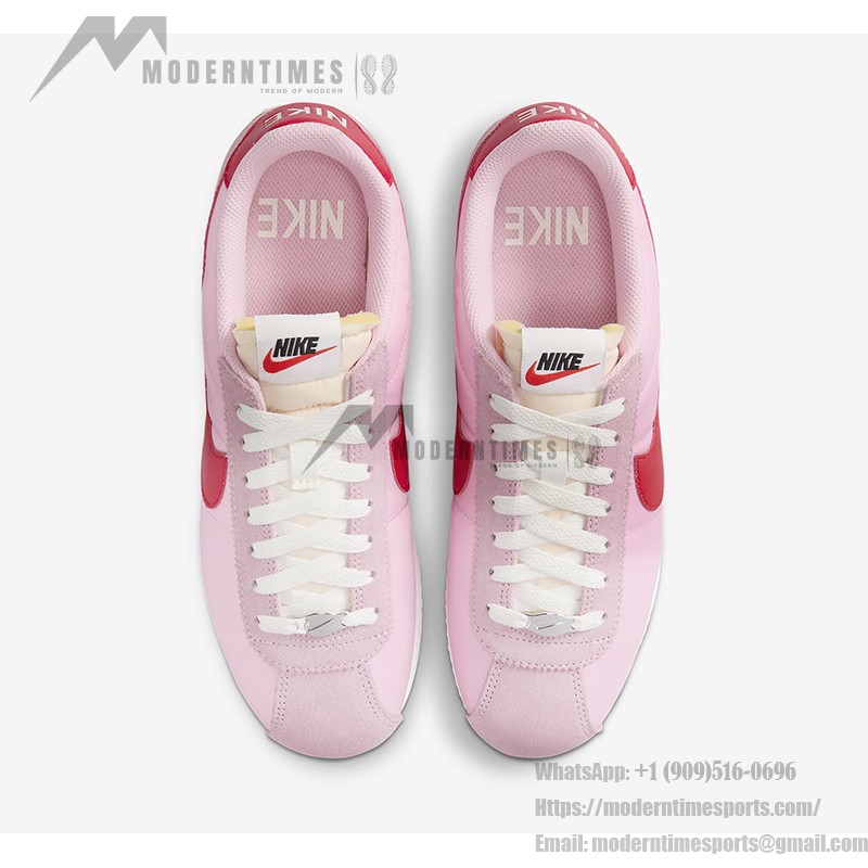 Nike Cortez TXT Medium Soft Pink HF9994-600 생동감 있는 핑크와 대담한 레드 포인트 스니커즈