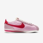 Nike Cortez TXT Medium Soft Pink HF9994-600 Sneaker mit lebendigem Pink und kräftigen roten Akzenten