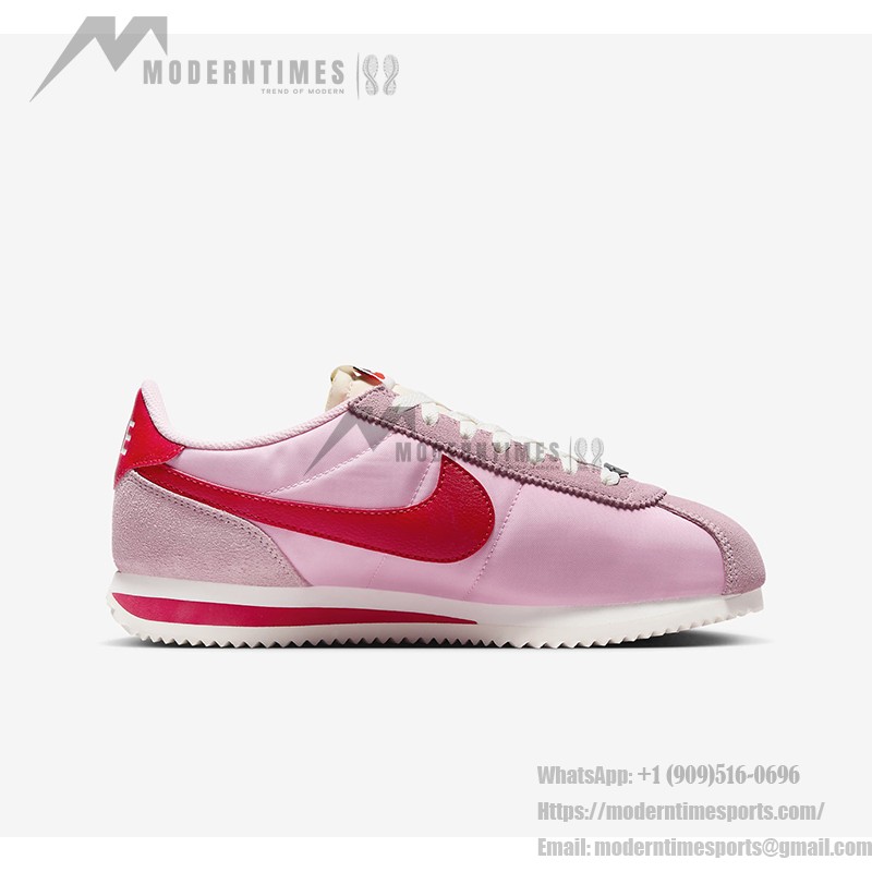 Nike Cortez TXT Medium Soft Pink HF9994-600 Sneaker mit lebendigem Pink und kräftigen roten Akzenten