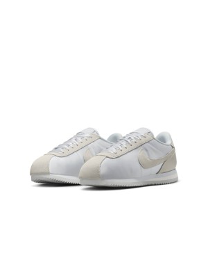 Nike Cortez Pure Platinum Tint FV5420-001 - 세련된 은색 디자인의 시대를 초월한 우아한 스니커즈