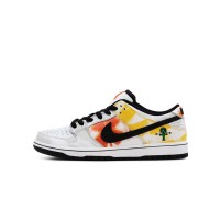 Nike SB Dunk Low “Raygun Tie-Dye” スケートシューズ BQ6832-101 - 大胆なタイダイデザイン、パフォーマンスとストリートウェアに最適な耐久性と快適さ