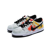 Nike SB Dunk Low “Raygun Tie-Dye” スケートシューズ BQ6832-101 - 大胆なタイダイデザイン、パフォーマンスとストリートウェアに最適な耐久性と快適さ