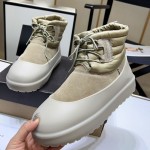 UGG クラシック ミニ レースアップ ウェザーブーツ ベージュ 1120849 - オールウェザー対応の防水シープスキンブーツ