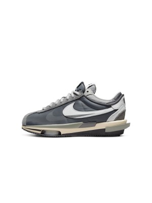 Sacai x Nike Cortez 4.0 Iron Grey DQ0581-001 - ユニークなレイヤーデザインとZoom Airテクノロジーを備えたモダングレーのスニーカー