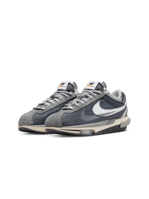 Sacai x Nike Cortez 4.0 Iron Grey DQ0581-001 - ユニークなレイヤーデザインとZoom Airテクノロジーを備えたモダングレーのスニーカー