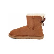 UGG レディース ミニ ベイリーボウ II ブーツ チェスナット 1016501 - シープスキンライニングとリボンディテールが施されたスタイリッシュなスエードブーツ