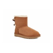 UGG レディース ミニ ベイリーボウ II ブーツ チェスナット 1016501 - シープスキンライニングとリボンディテールが施されたスタイリッシュなスエードブーツ