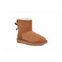 UGG レディース ミニ ベイリーボウ II ブーツ チェスナット 1016501 - シープスキンライニングとリボンディテールが施されたスタイリッシュなスエードブーツ