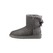 UGG ウィメンズ ミニ ベイリー ボウ II ブーツ グレー 1016501 - スタイリッシュなスエードブーツ、シープスキンライニングとリボンディテール付き