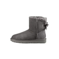 UGG ウィメンズ ミニ ベイリー ボウ II ブーツ グレー 1016501 - スタイリッシュなスエードブーツ、シープスキンライニングとリボンディテール付き