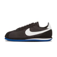 UNDFTD x NikeLab Cortez SP LA 815653-014 - クラシックなブラックスニーカー、ブルーのアクセントとホワイトのアイコニックなスウッシュ付き