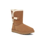 UGG レディース ベイリー B2S チェスナット 1153612、シープスキン裏地とUGGバックル付き