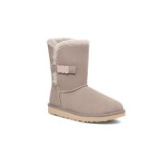 UGG Damen Bailey B2S Oyster 1153612 - Bequeme Schaffell-Mittelstiefel mit stylischem UGG-Riemen