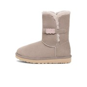 UGG Damen Bailey B2S Oyster 1153612 - Bequeme Schaffell-Mittelstiefel mit stylischem UGG-Riemen