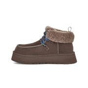 UGG ウィメンズ ファンカッラ キャビンカフ ブーツ ブラウン 1143954 - 快適なシープスキン裏地付きスエードブーツ