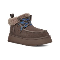 UGG ウィメンズ ファンカッラ キャビンカフ ブーツ ブラウン 1143954 - 快適なシープスキン裏地付きスエードブーツ