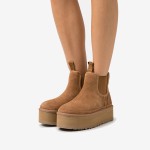 UGG レディース ニューメル プラットフォーム チェルシーブーツ チェスナット 1134526-CHE - シープスキン裏地付きスエードブーツ