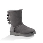 UGG Damen Bailey Bow II Stiefel Grau 1016225 - Wildlederstiefel mit Schaffellfutter und Schleifendetail