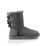 UGG レディース Bailey Bow II ブーツ グレー 1016225 - スエードブーツとシープスキン裏地、リボンディテール