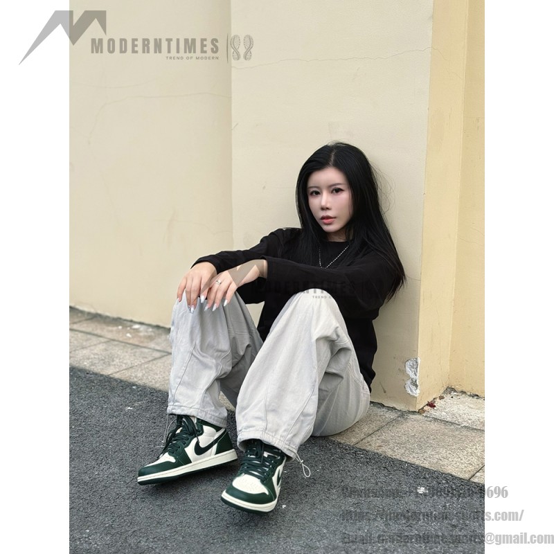 에어 조던 1 하이 OG 프로 그린 남성화 - 블랙, 화이트, 그린 색상의 측면 뷰