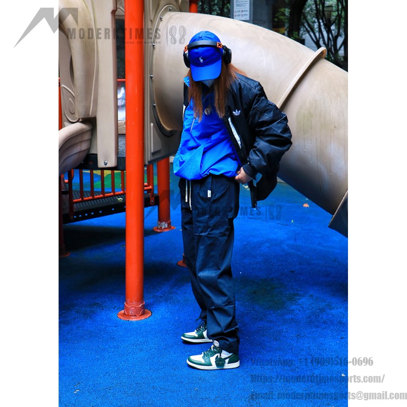 에어 조던 1 하이 OG 프로 그린 남성화 - 블랙, 화이트, 그린 색상의 측면 뷰