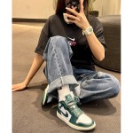 에어 조던 1 하이 OG 프로 그린 남성화 - 블랙, 화이트, 그린 색상의 측면 뷰